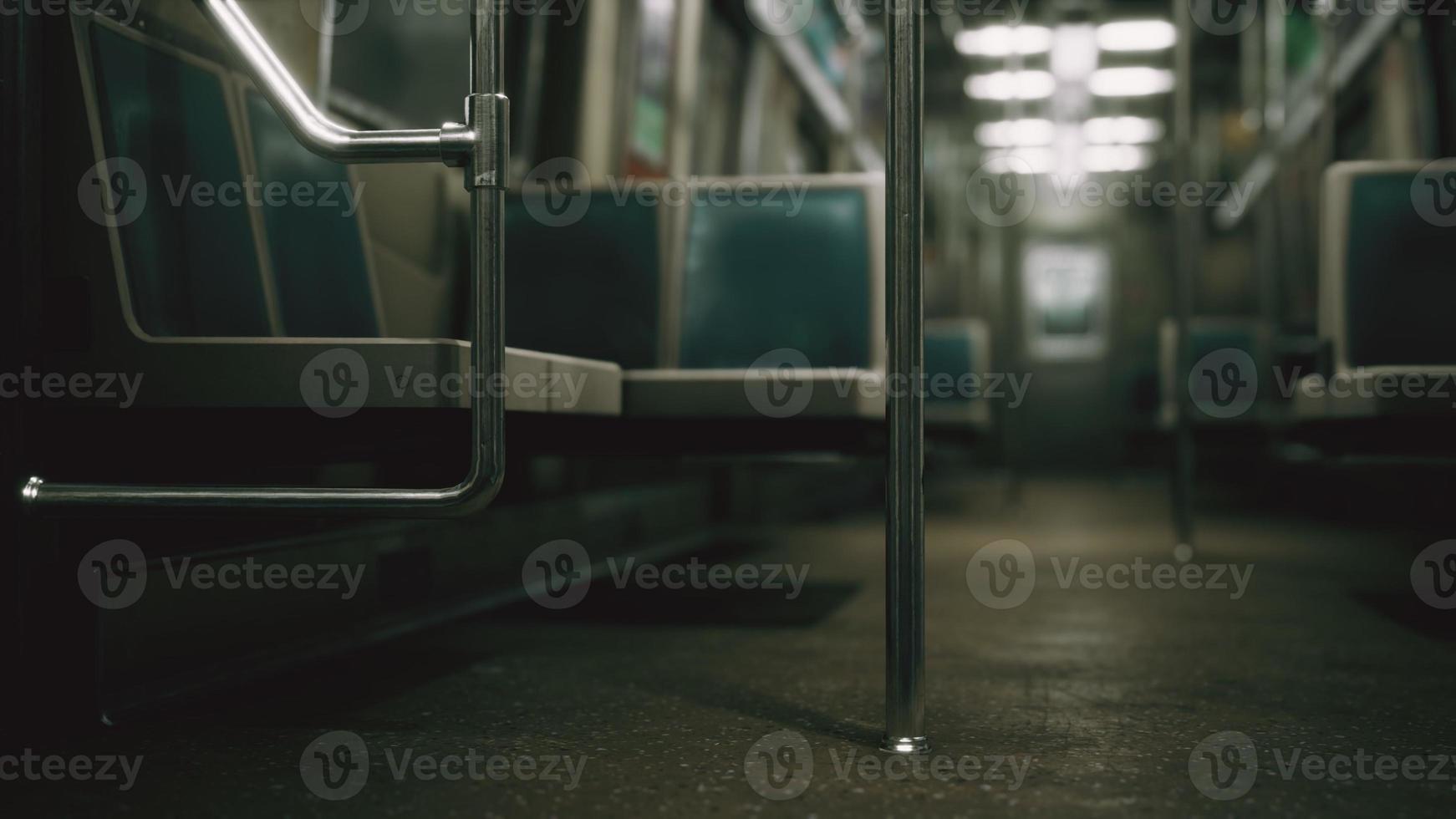 vagone della metropolitana negli Stati Uniti vuoto a causa dell'epidemia di coronavirus covid-19 foto