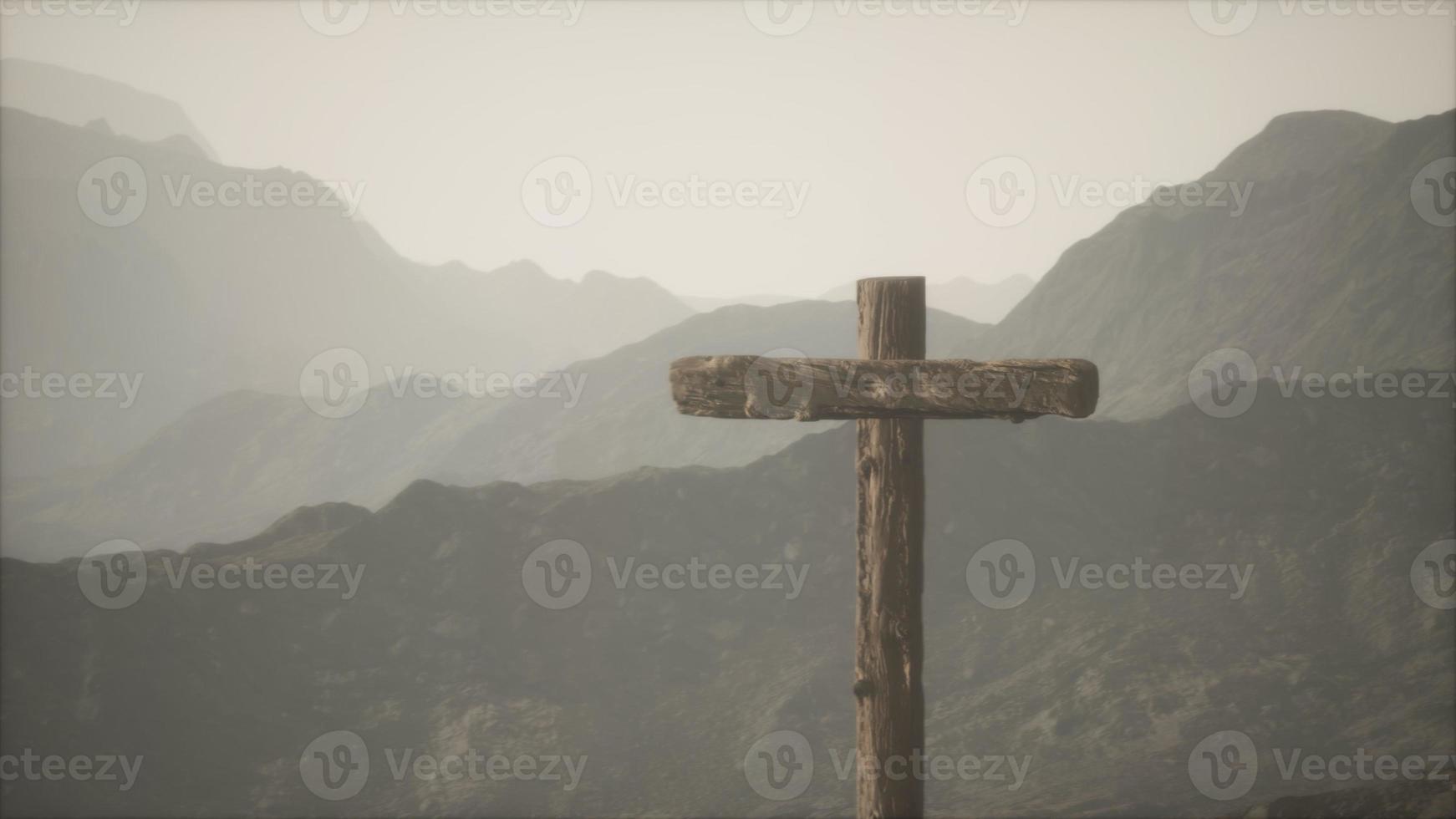 croce crocifisso in legno in montagna foto