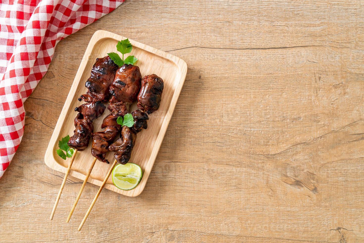 fegatini di pollo alla griglia con erbe e spezie foto