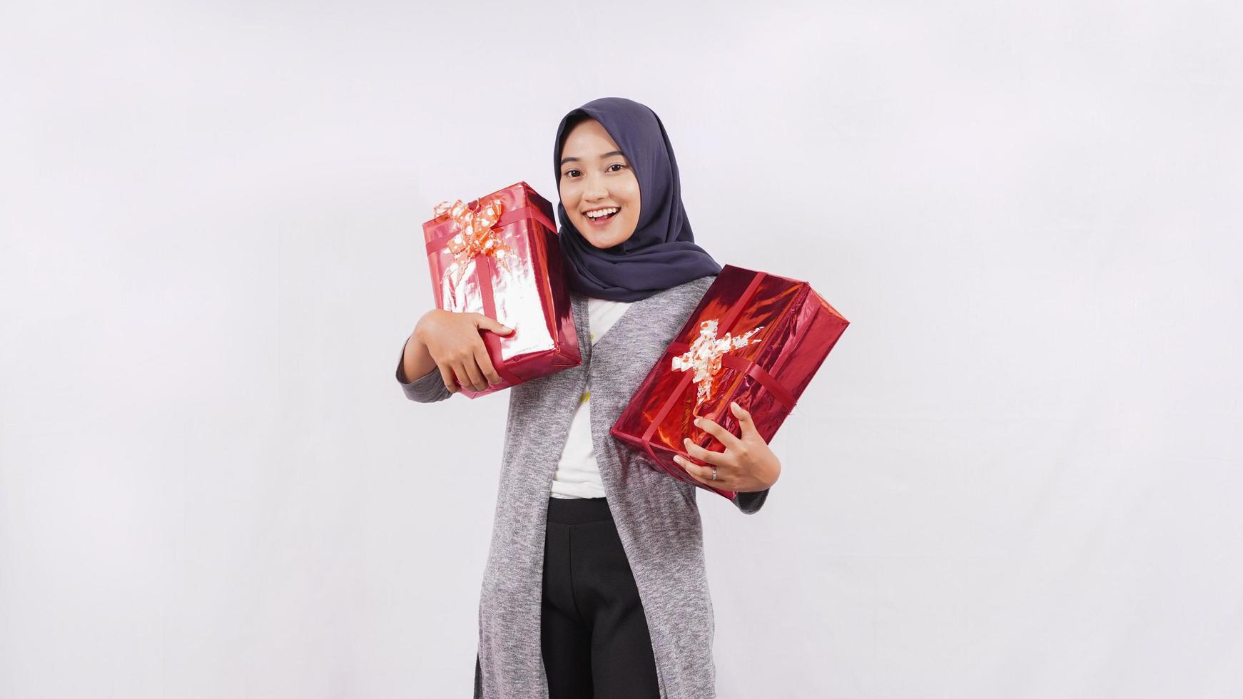 ragazza asiatica carina molto felice con il regalo isolato su sfondo bianco foto