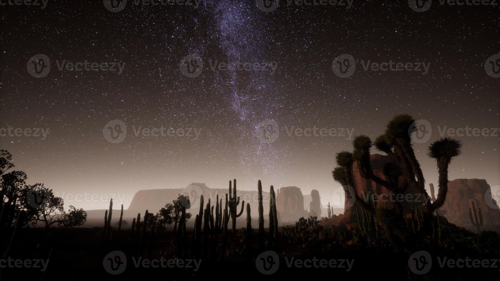 hyperlapse nel deserto del parco nazionale della valle della morte illuminato dalla luna sotto le stelle della galassia foto