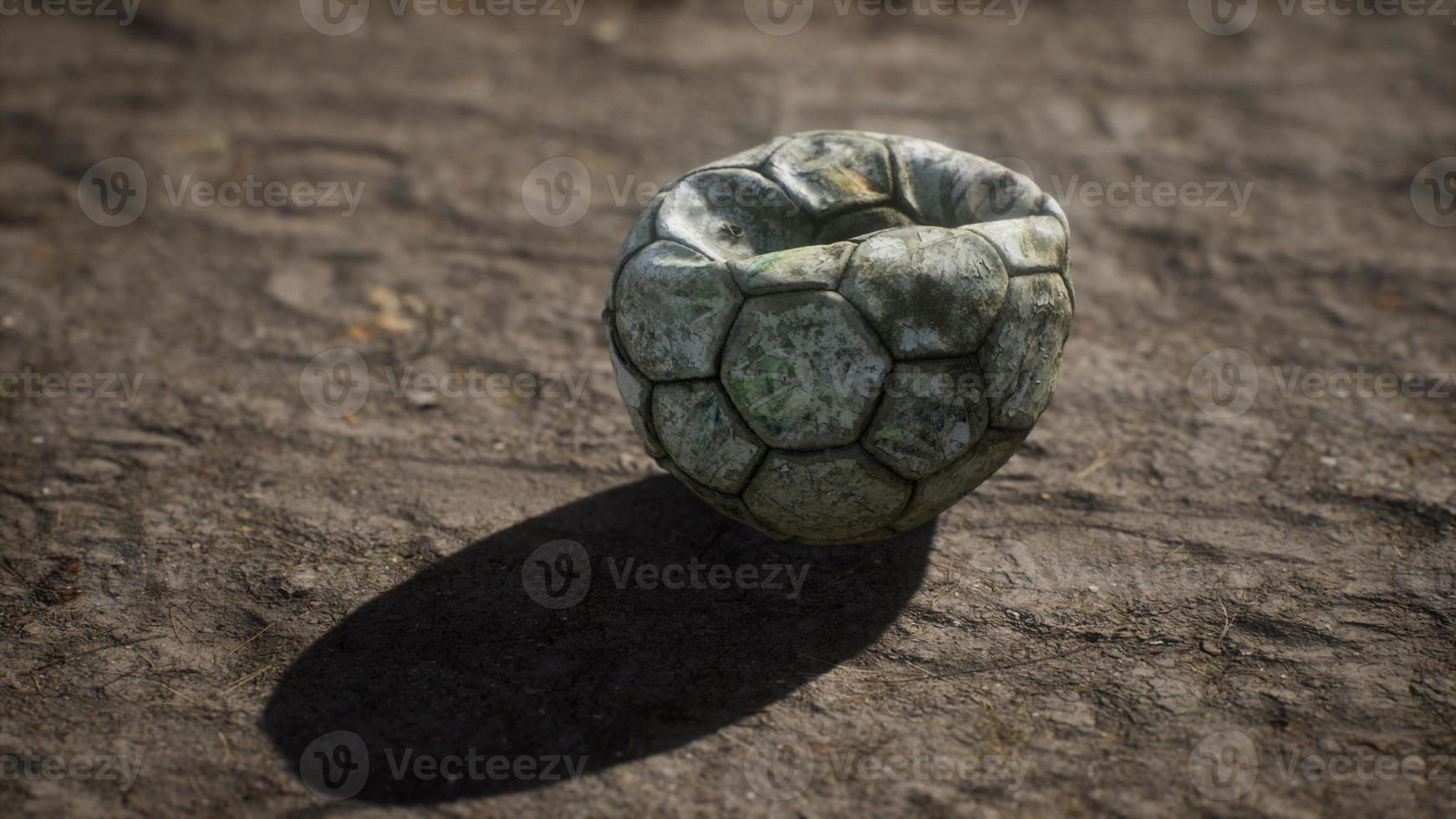 vecchio pallone da calcio il pavimento di cemento foto