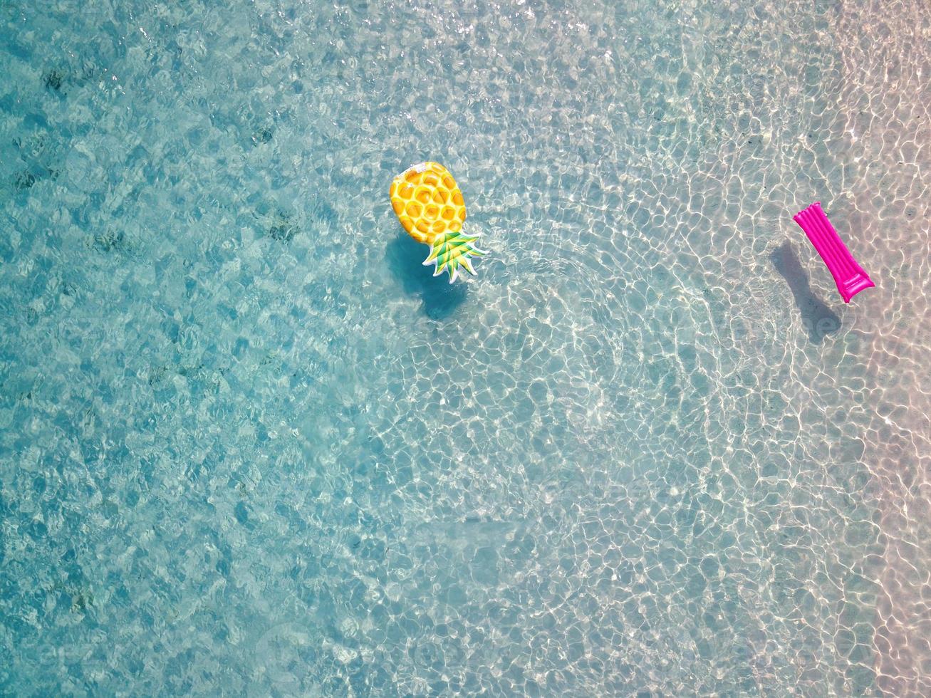 vista aerea del drone di ananas gonfiabile sulla spiaggia rosa tropicale esotica foto