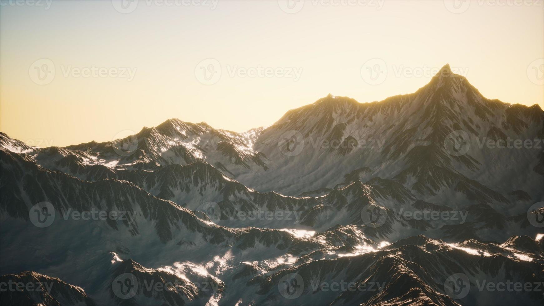 vista aerea delle montagne delle alpi in neve foto