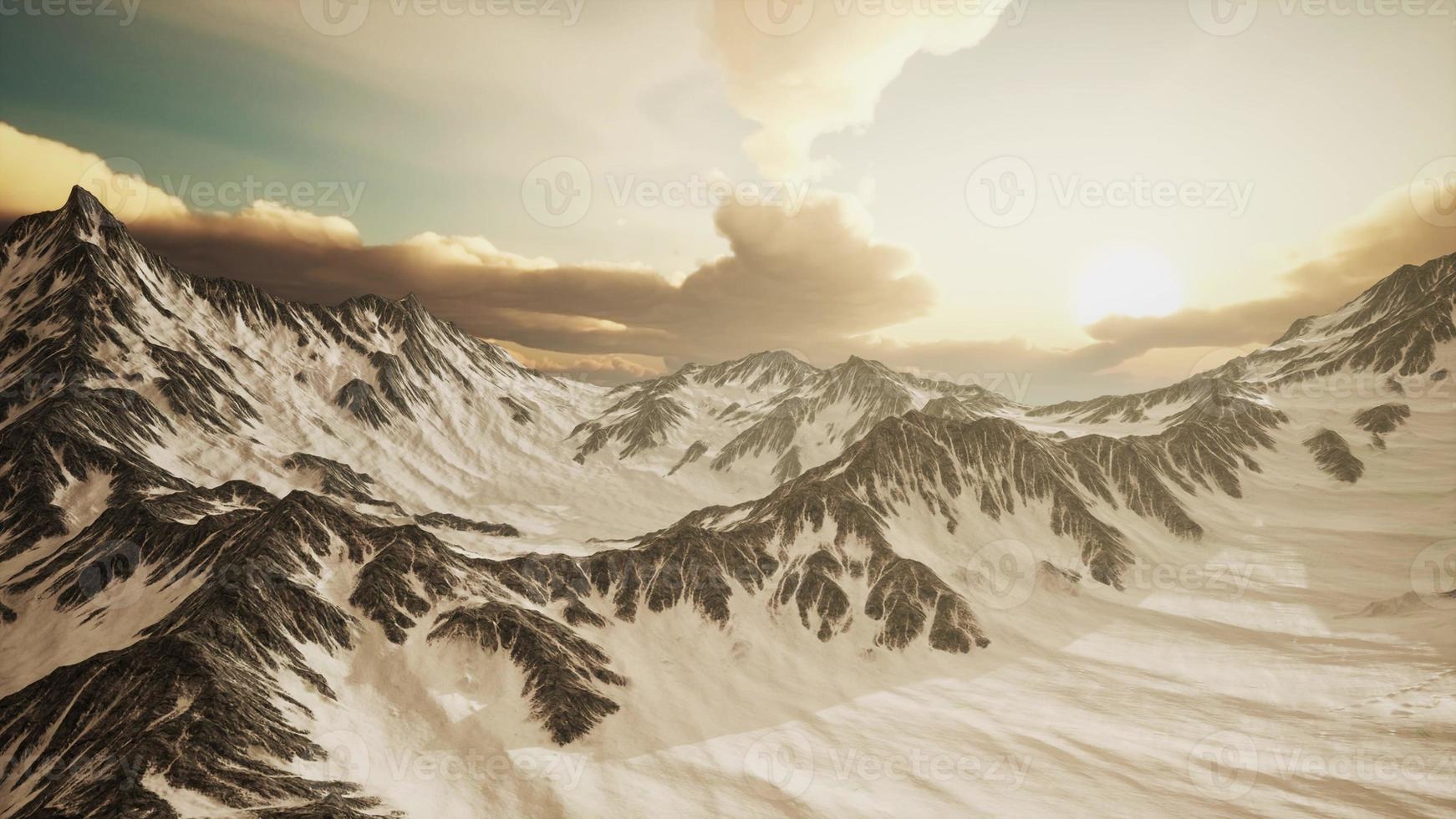 raggi del tramonto sulle cime delle montagne foto