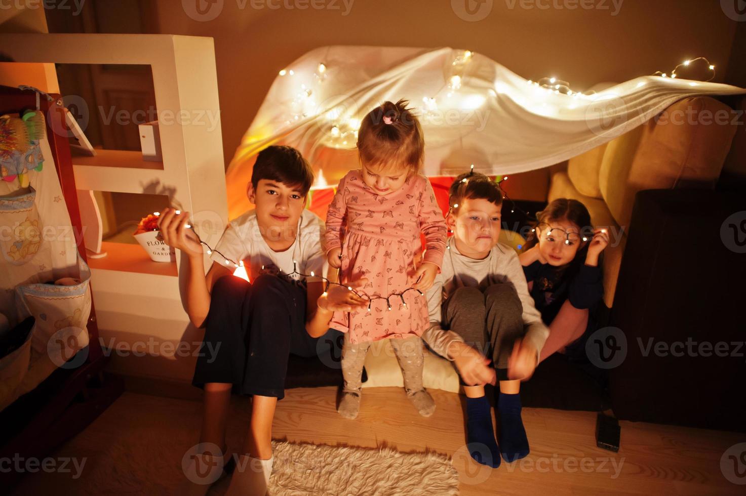 giocare con i bambini in tenda di notte a casa. umore hygge. foto