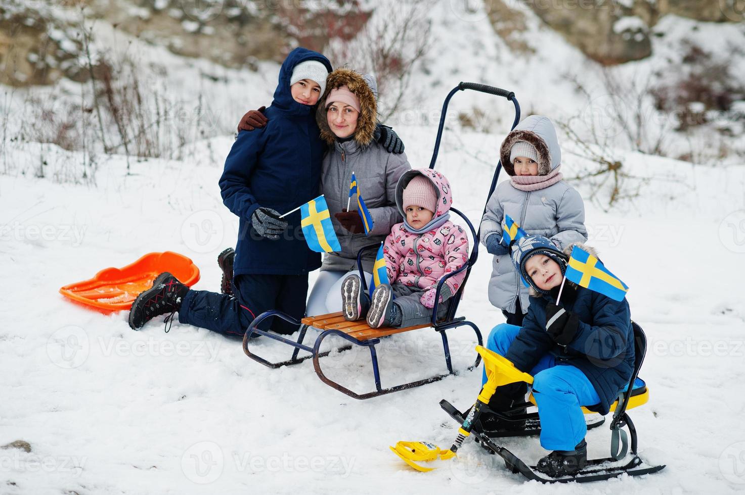 famiglia scandinava con bandiera svedese nel paesaggio svedese invernale. foto