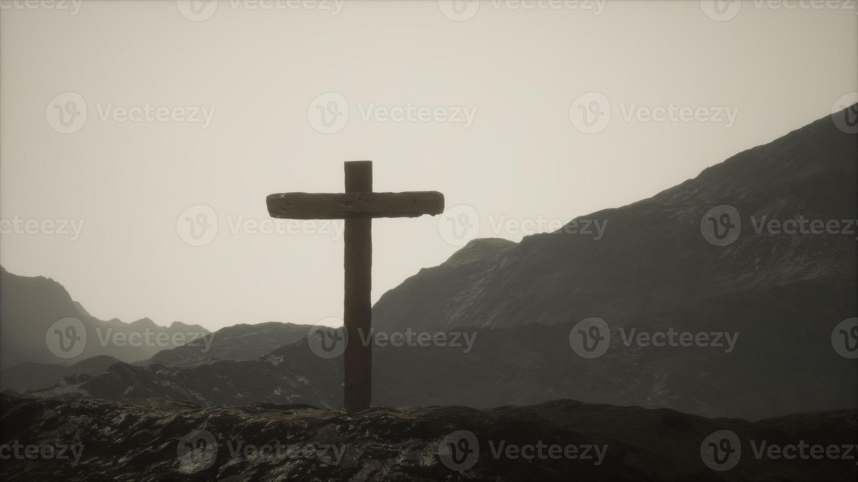 croce crocifisso in legno in montagna foto