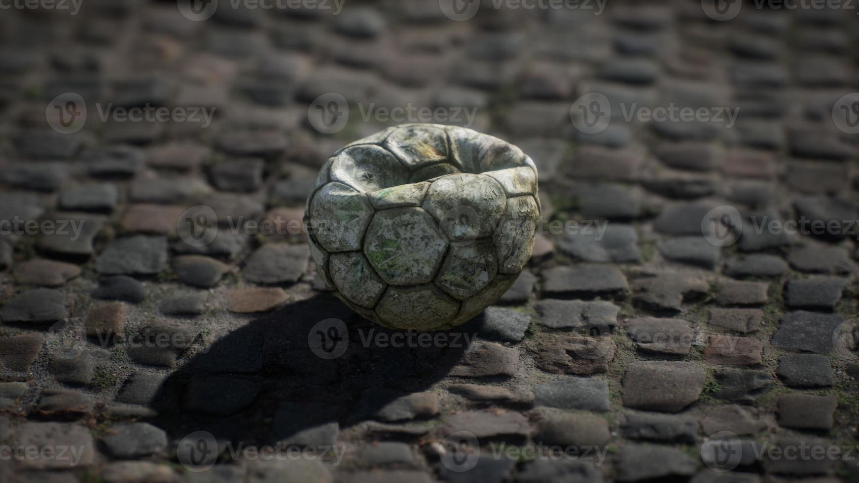 vecchio pallone da calcio nel cortile foto