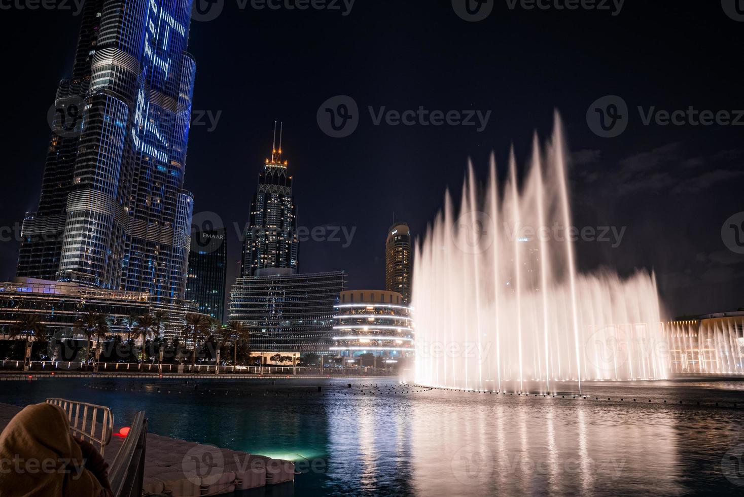 grattacielo di burj khalifa di notte a dubai. belle fontane davanti al burj khalifa. foto