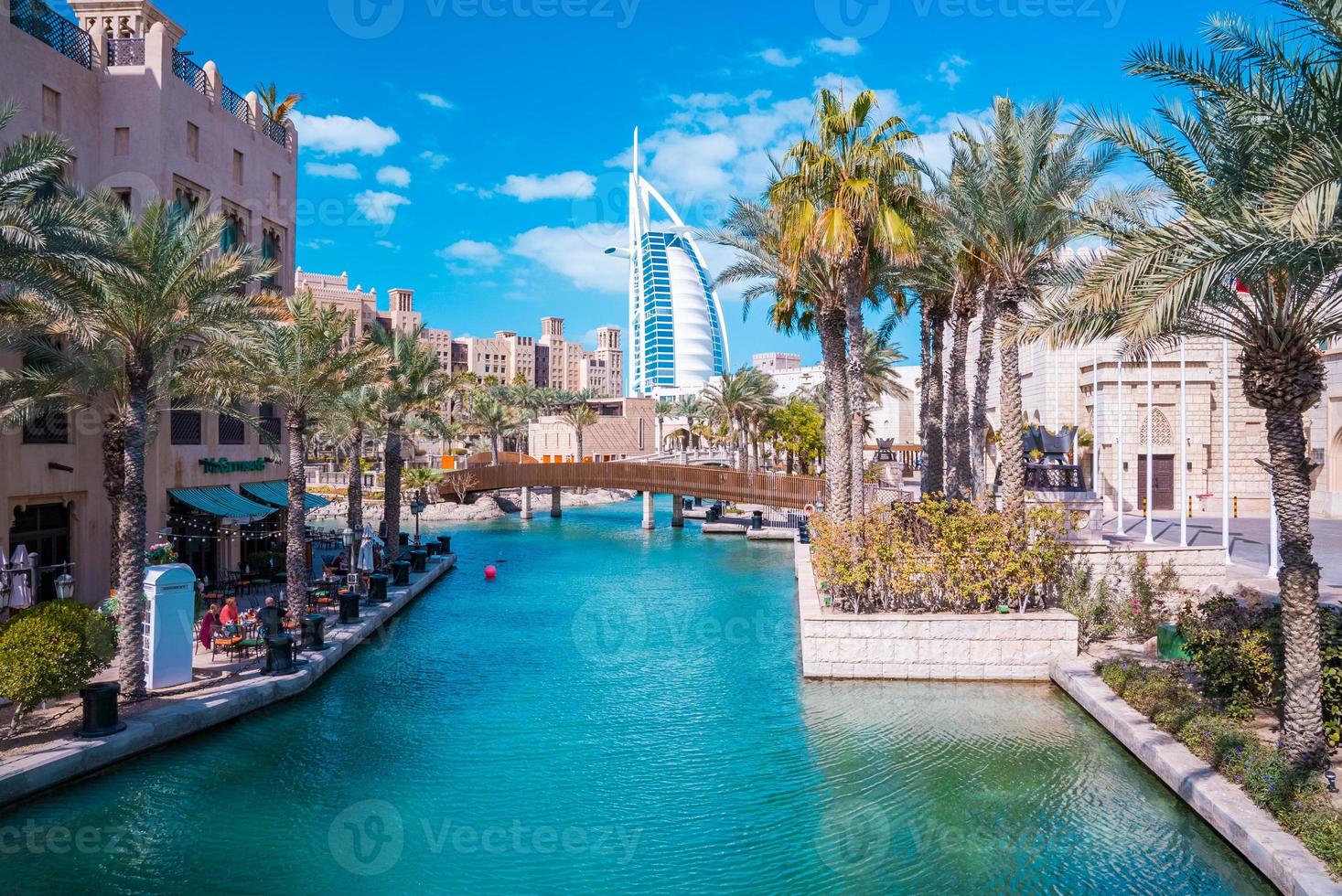 vista dell'hotel di lusso burj al arab visto da medinat jumeirah, dubai foto