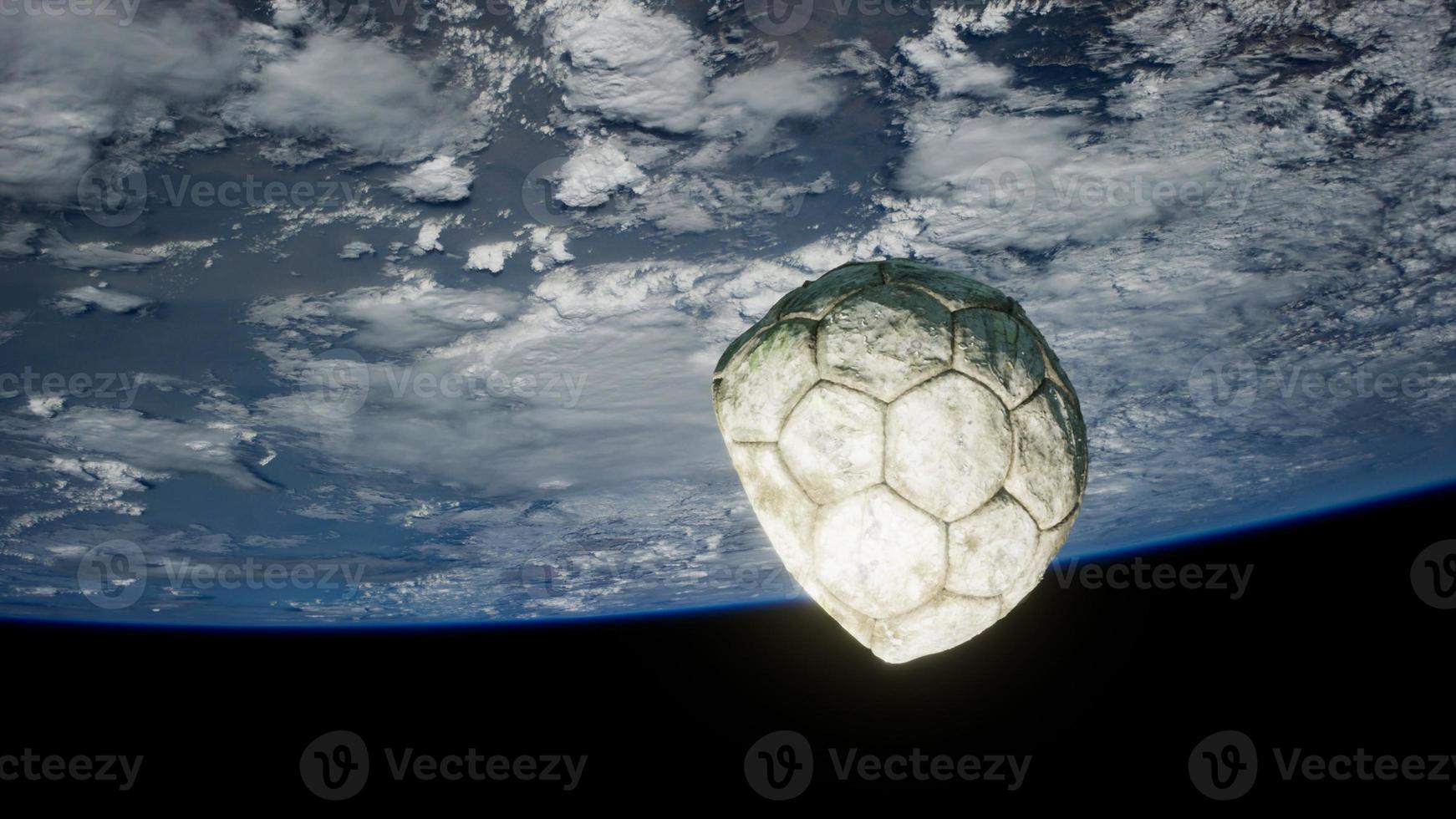 vecchio pallone da calcio nello spazio sull'orbita terrestre foto
