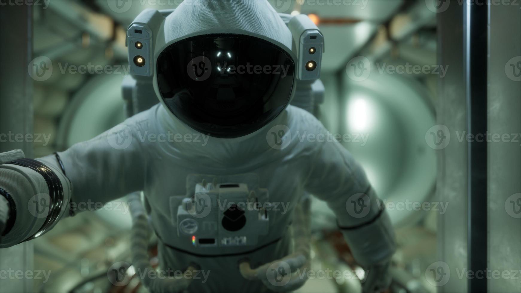 8k astronauta all'interno della stazione spaziale orbitale foto