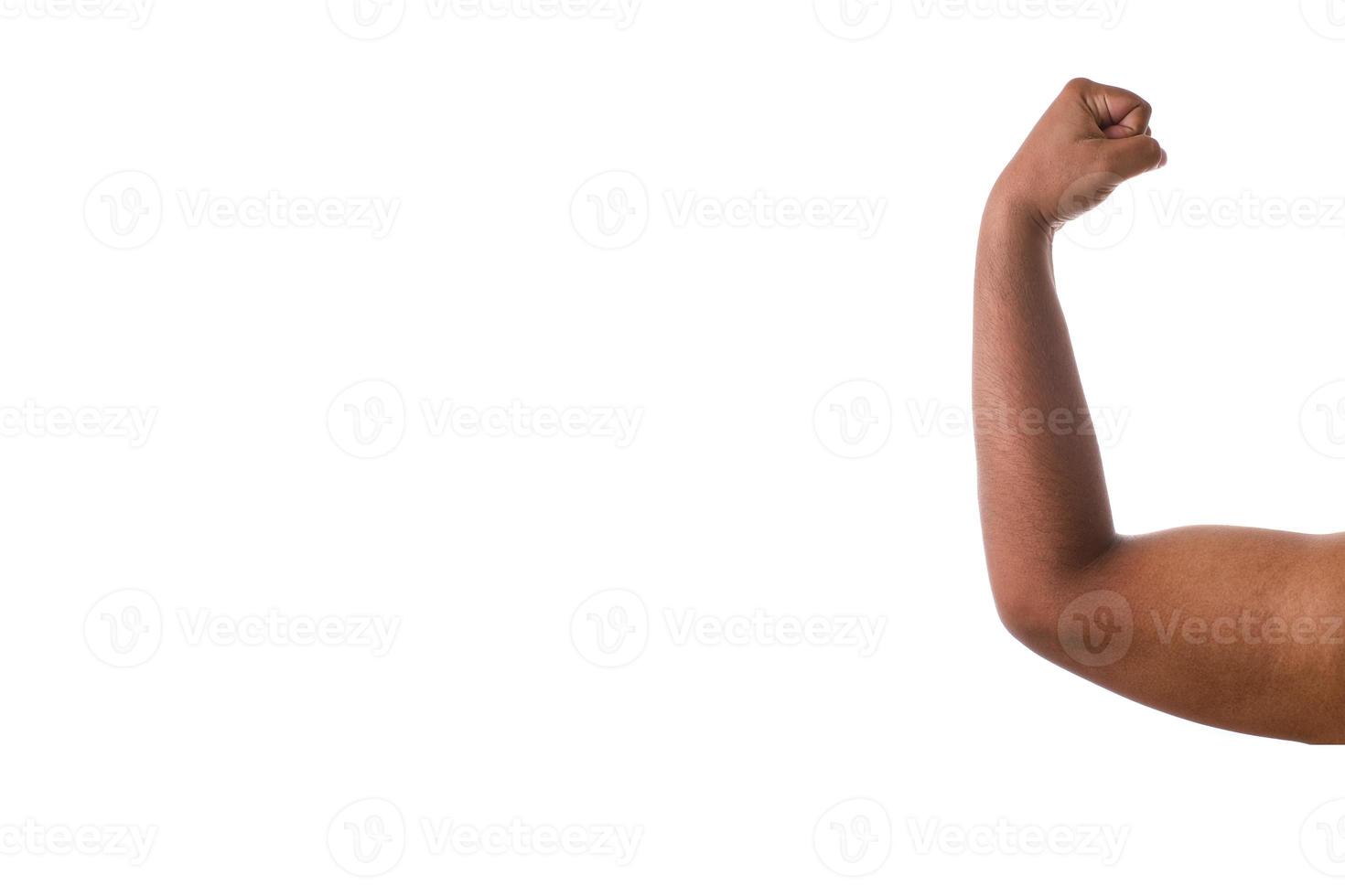 primo piano della mano muscolare asiatica dell'uomo isolata su sfondo bianco foto