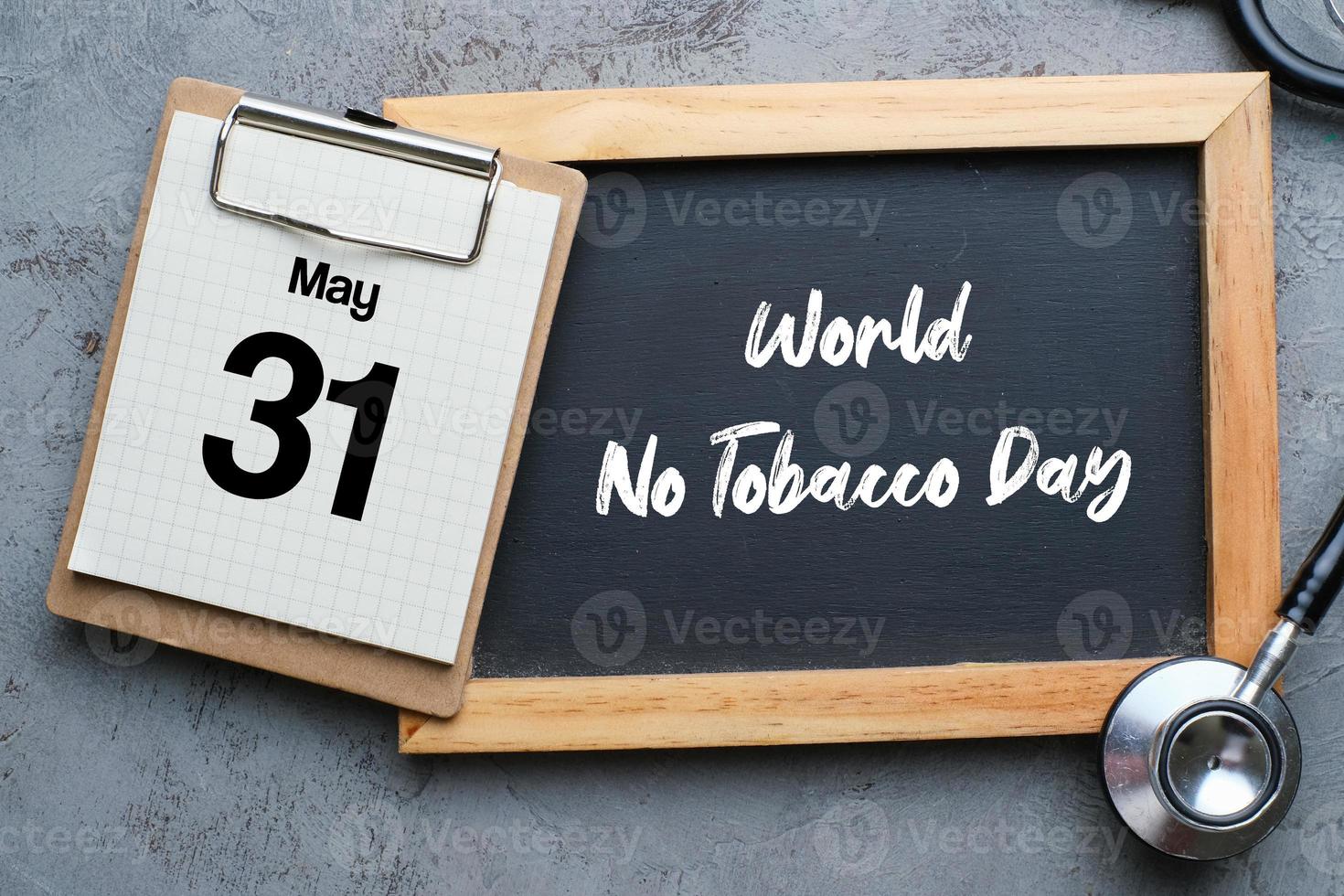 Giornata mondiale senza tabacco scritte su sfondo lavagna. foto