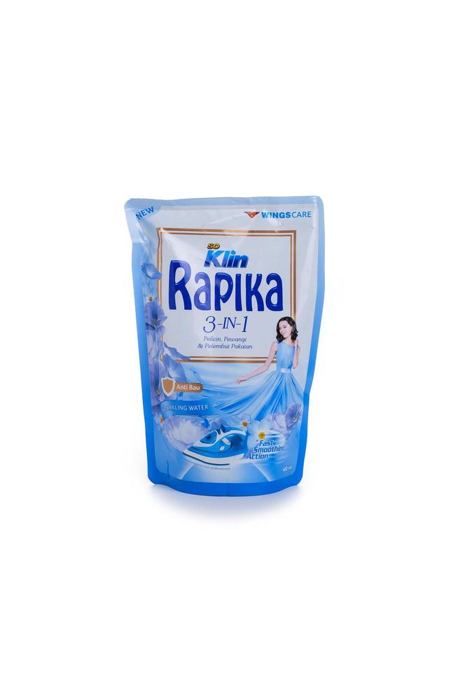 yogyakarta, 09 marzo 2021, rapika in busta di plastica. ammorbidente spray e profumo per la stiratura foto