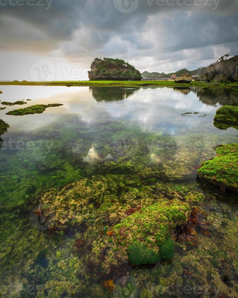 tramonto sulla spiaggia indonesiana foto