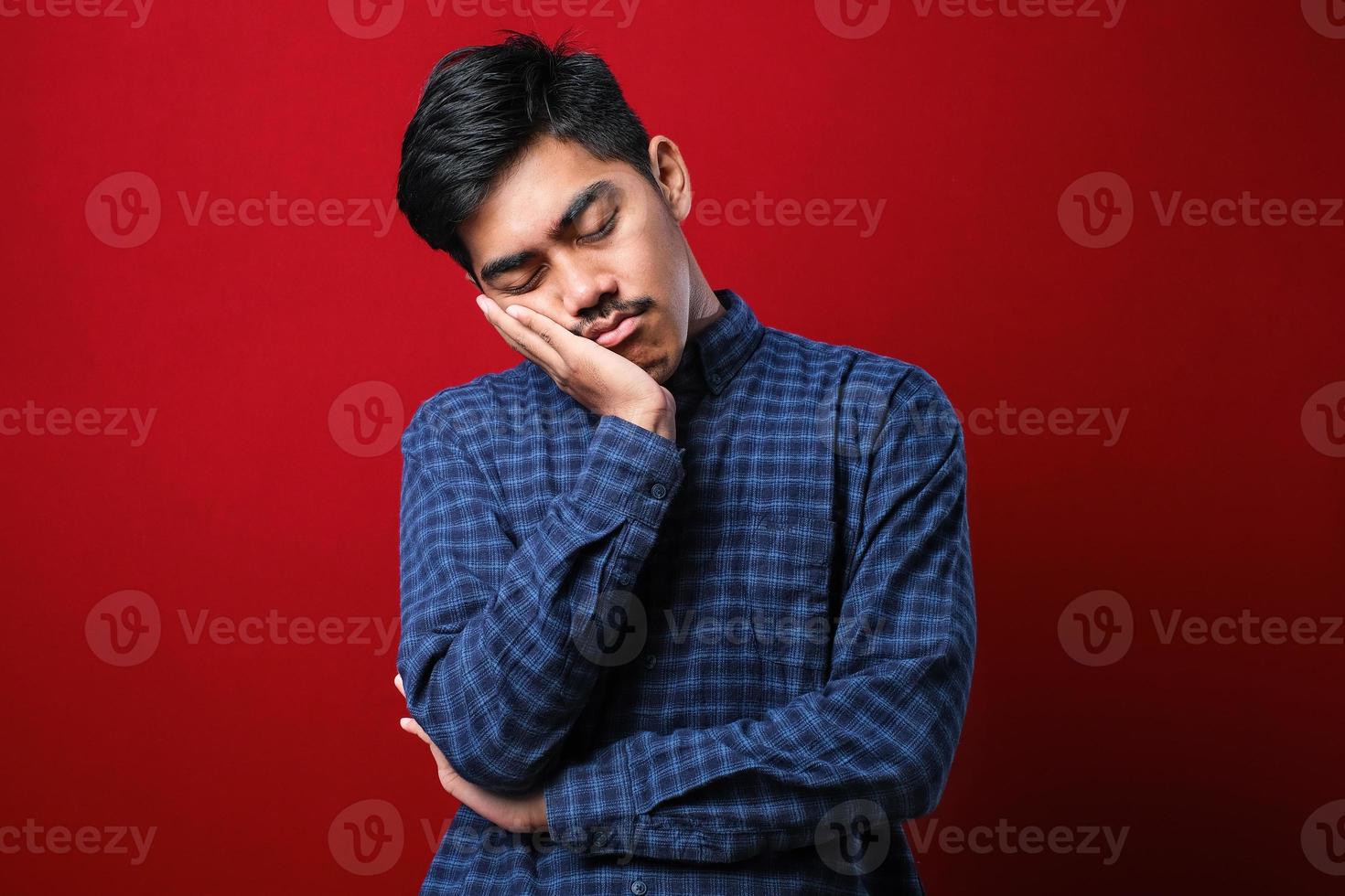 giovane uomo asiatico che indossa una camicia casual pensando che sembra stanco e annoiato con problemi di depressione con le braccia incrociate. foto