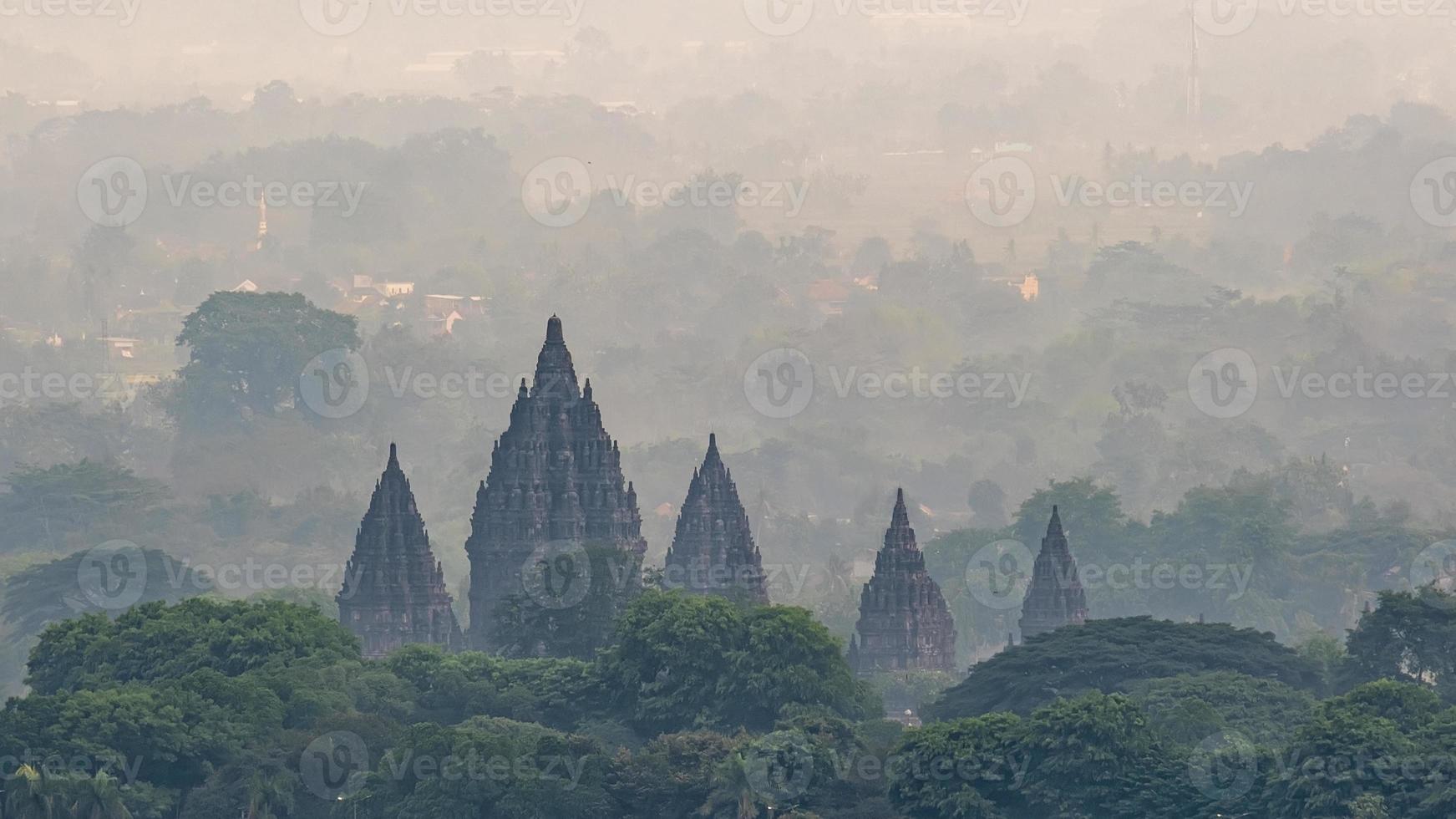 antico tempio in indonesia foto