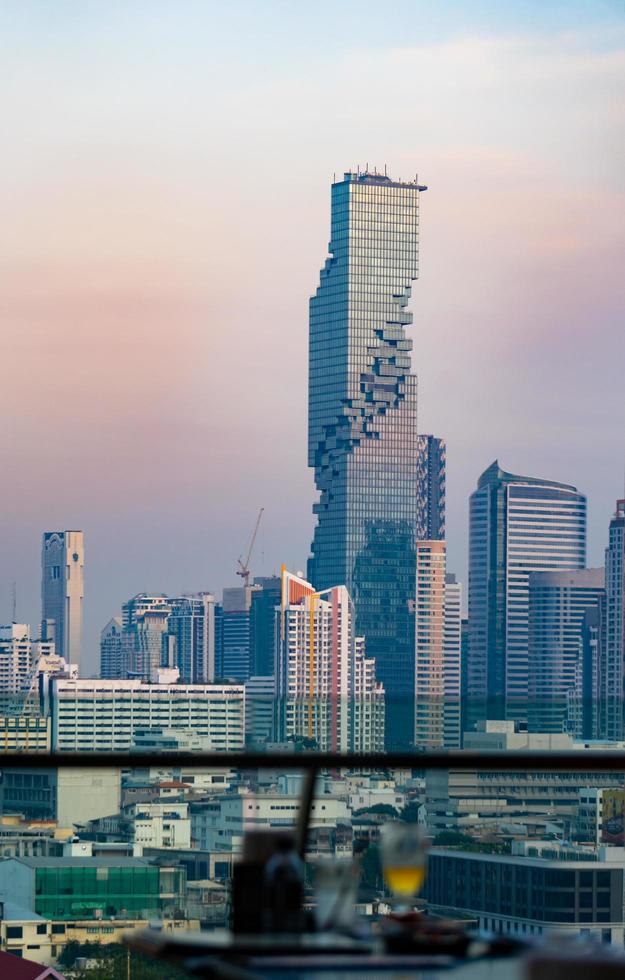 paesaggio urbano di bangkok al tramonto foto