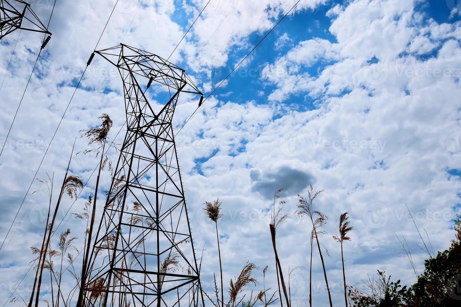 linea elettrica contro nuvola e cielo blu foto