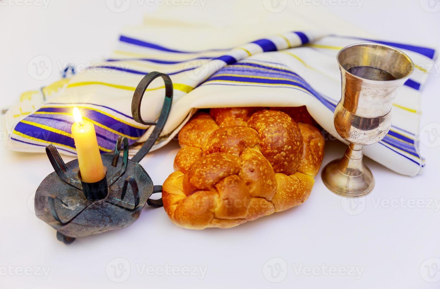 immagine dello shabbat. pane, vino e candele di challah sulla tavola di legno. foto