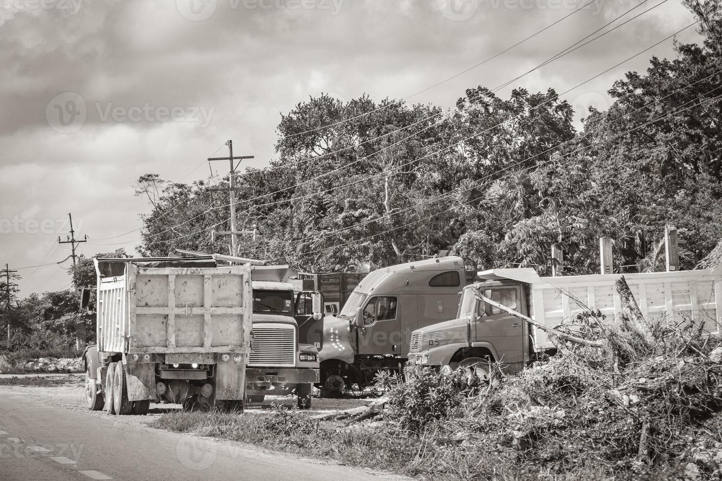 camion dumper escavatori e altri veicoli industriali tulum mexico. foto