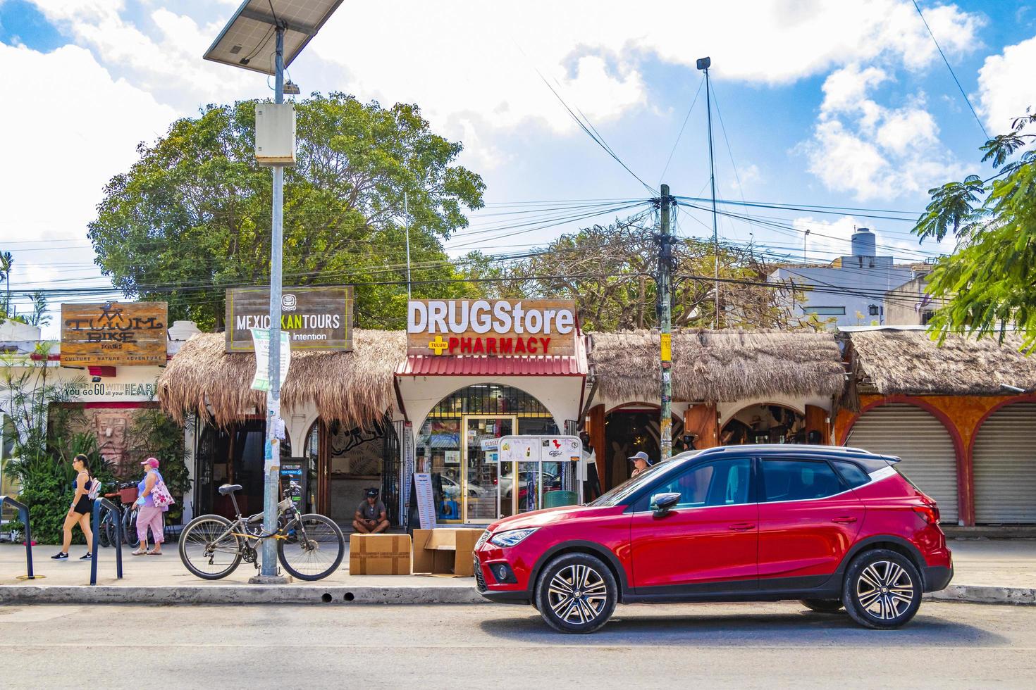 tulum mexico 02. febbraio 2022 auto della polizia camioncino guida strada veloce tulum mexico.tipico colorato traffico stradale auto palme di tulum mexico. foto