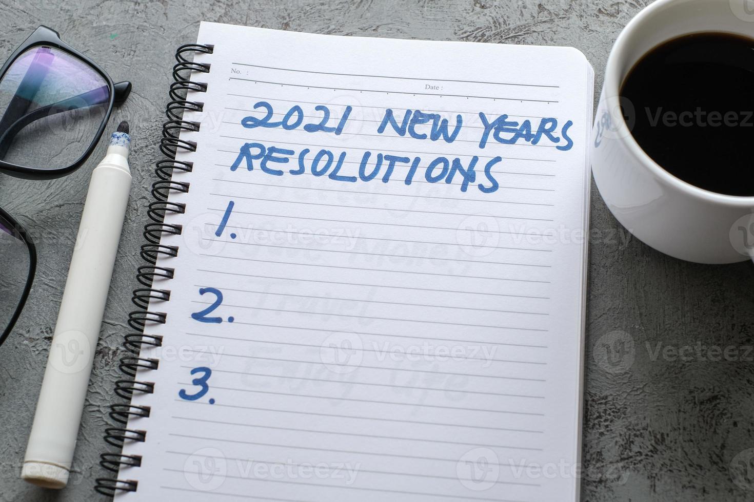 scrivere e preparare le risoluzioni per il nuovo anno 2021 foto