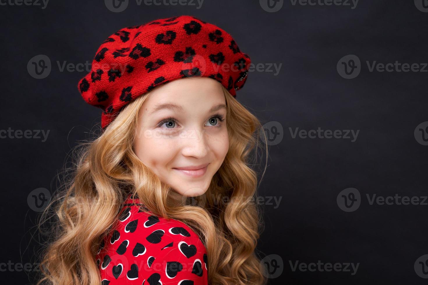 icona della moda francese. bambino felice che indossa un berretto rosso francese e un vestito nero foto