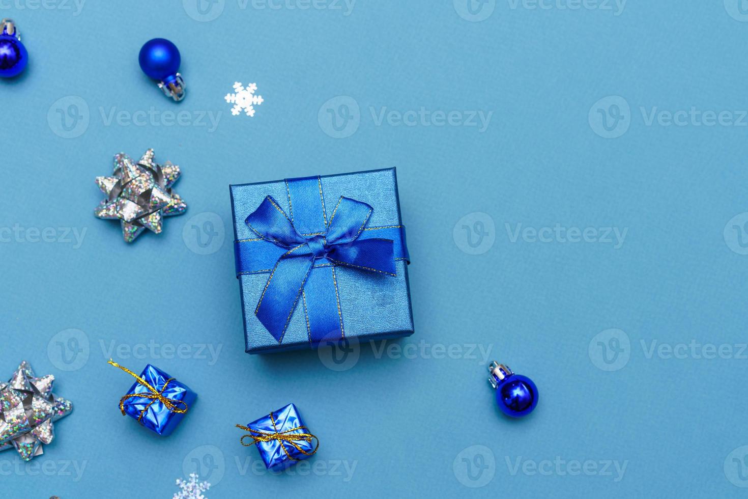 sfondo di natale blu di confezione regalo e decorazioni e palle di fiocchi di neve foto