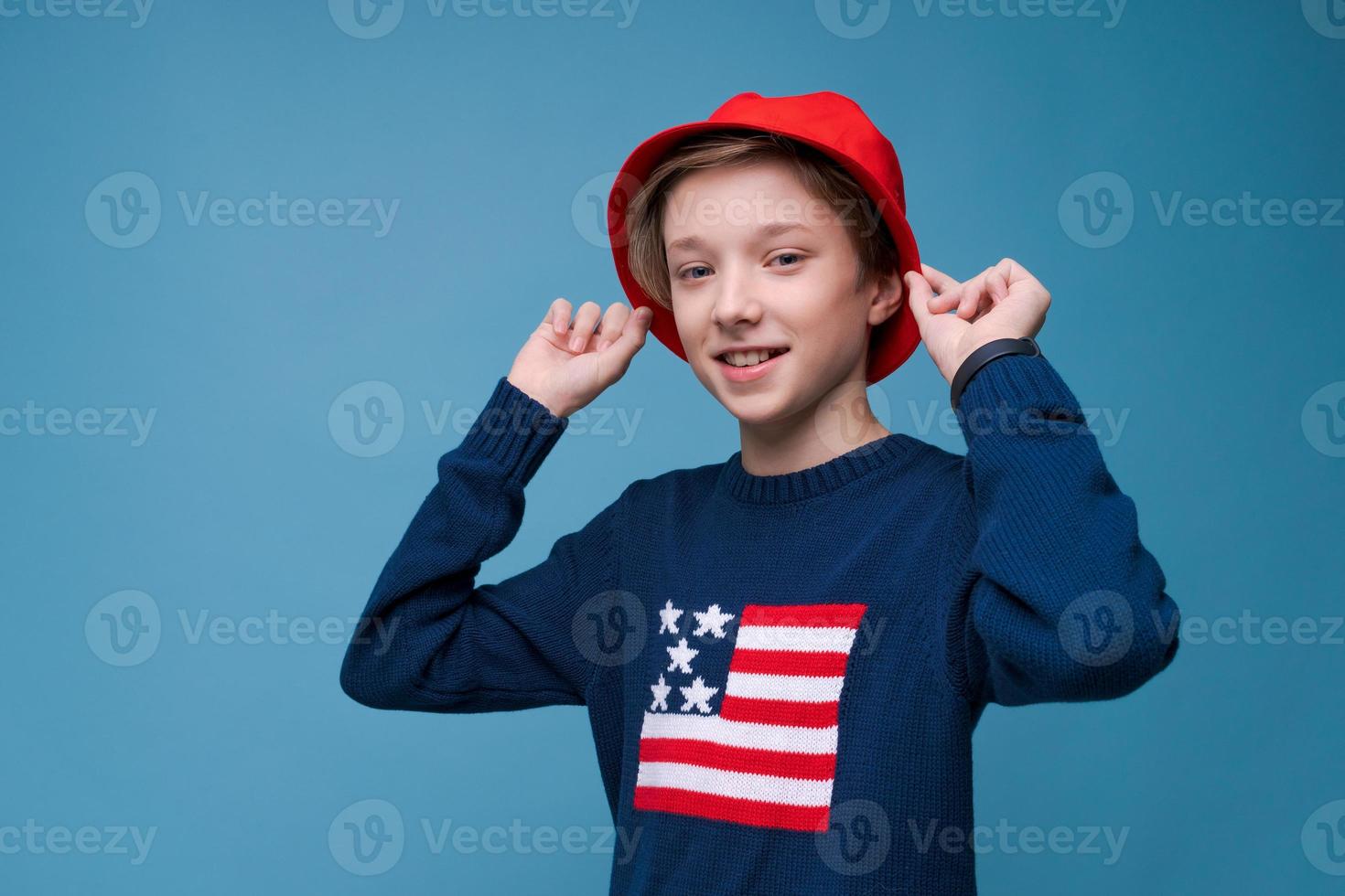 ritratto di giovane uomo bello hipster in maglione blu con bandiera usa e foto