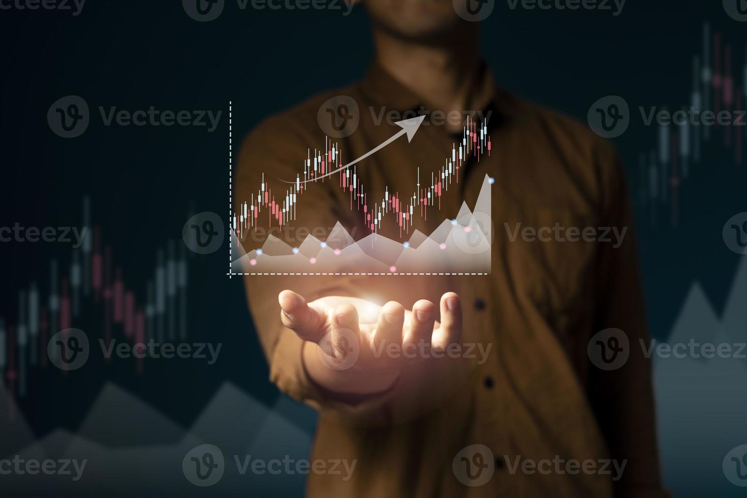 pianificazione e strategia, mercato azionario, crescita aziendale, progresso o concetto di successo. l'uomo d'affari o il commerciante sta mostrando uno stock di ologrammi virtuali in crescita, investe nel trading. foto