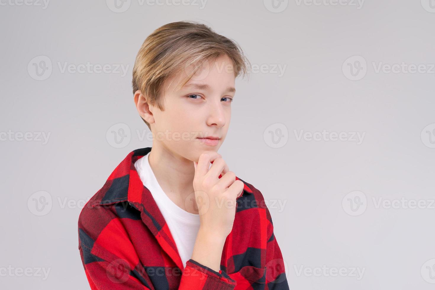 primo piano giovane uomo sorridente in abiti casual in una camicia a scacchi rossa, in posa foto