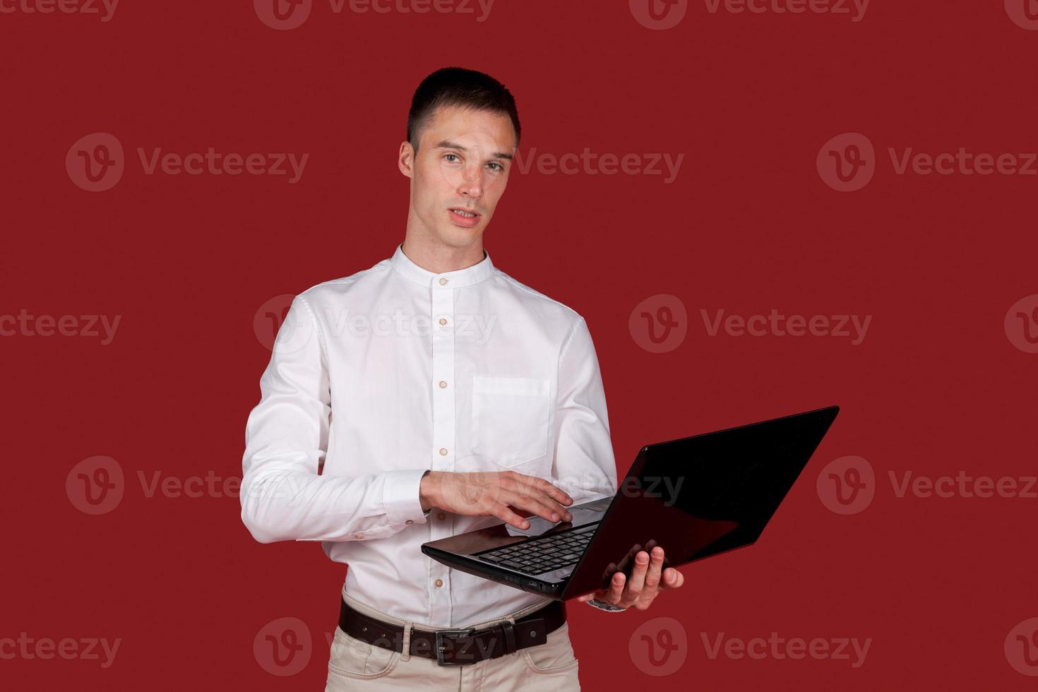 ritratto attraente focalizzato ragazzo bruna allegro utilizzando laptop e-commerce foto