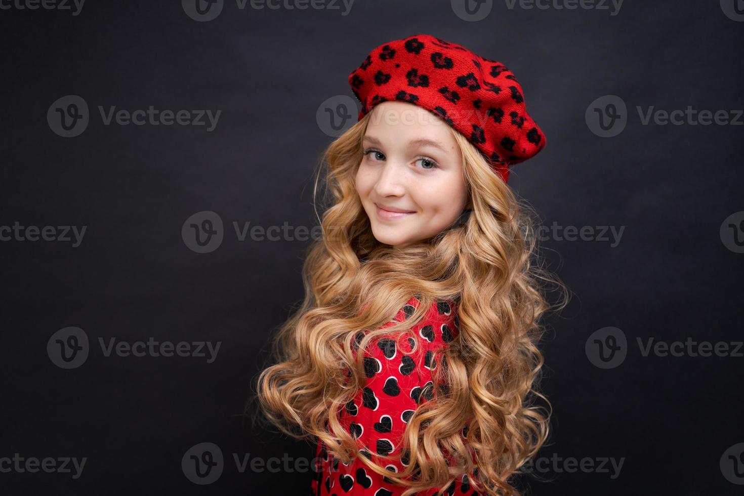 seguendo il suo stile personale. bambina con un cappello in stile francese. ragazza felice foto