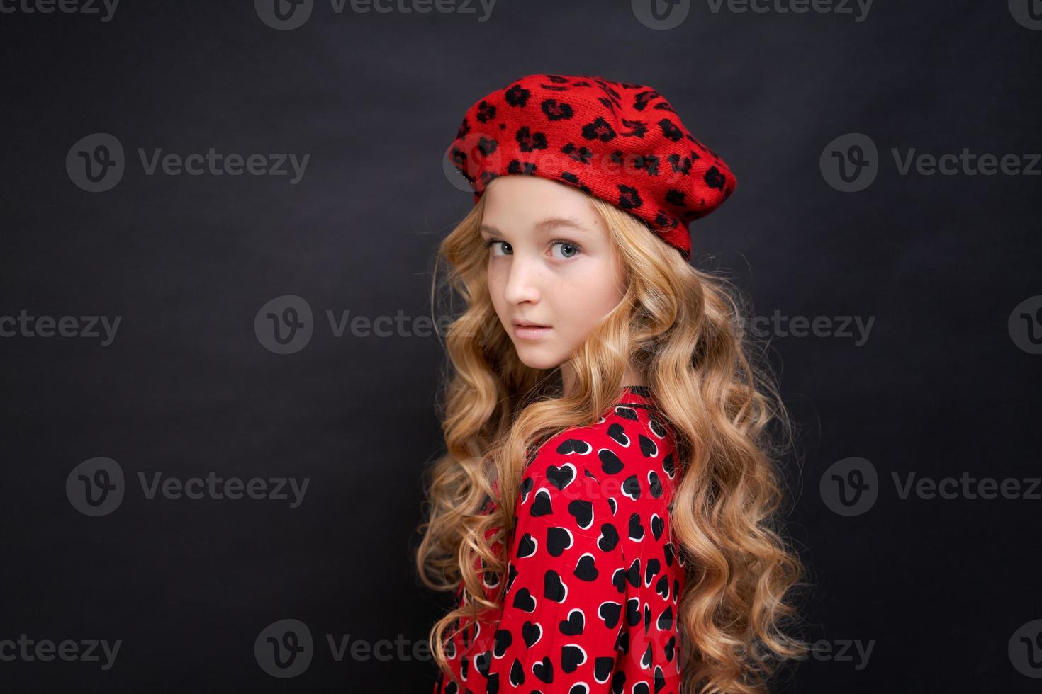 icona della moda francese. bambino felice che indossa un berretto rosso francese e un vestito nero foto