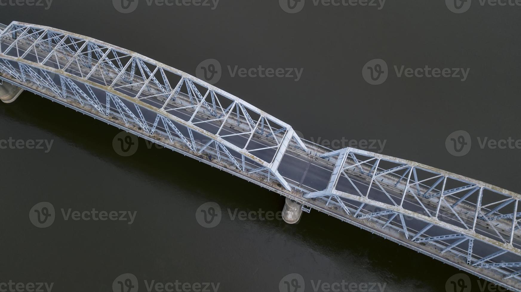 ponte di ferro sul fiume vista dal drone foto