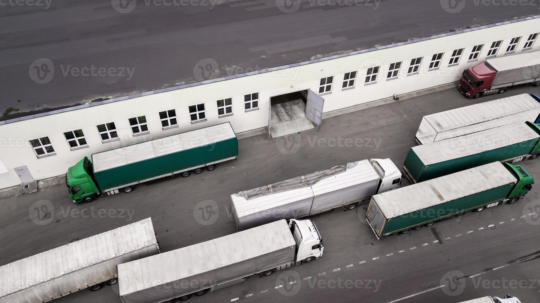 centro logistico con vista dall'alto dei camion foto