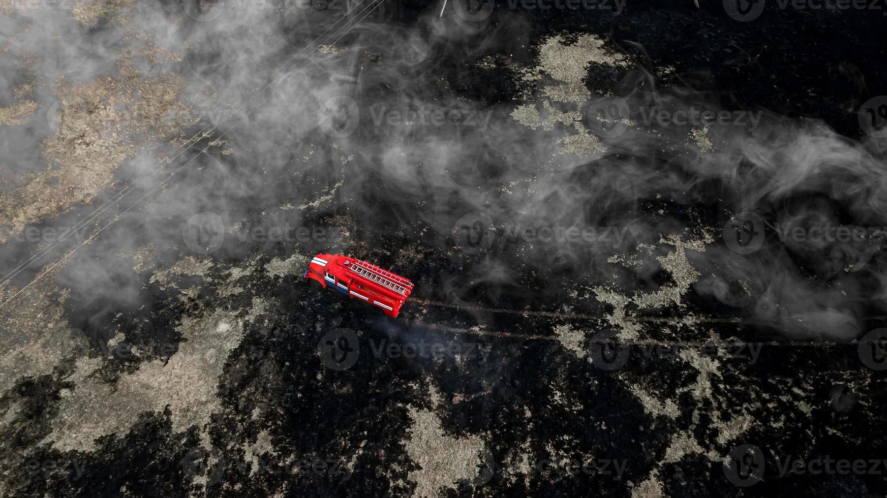 camion dei pompieri sulla fotografia aerea del fuoco foto