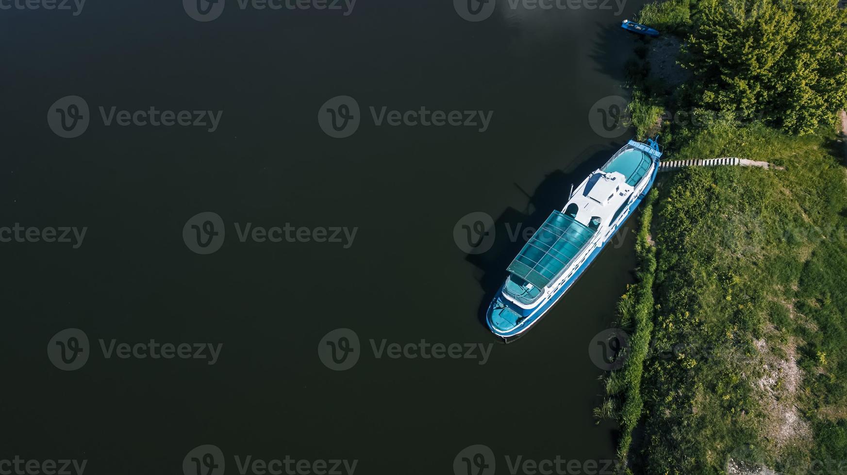 yacht vicino alla riva del fiume nella giungla amazzonica foto