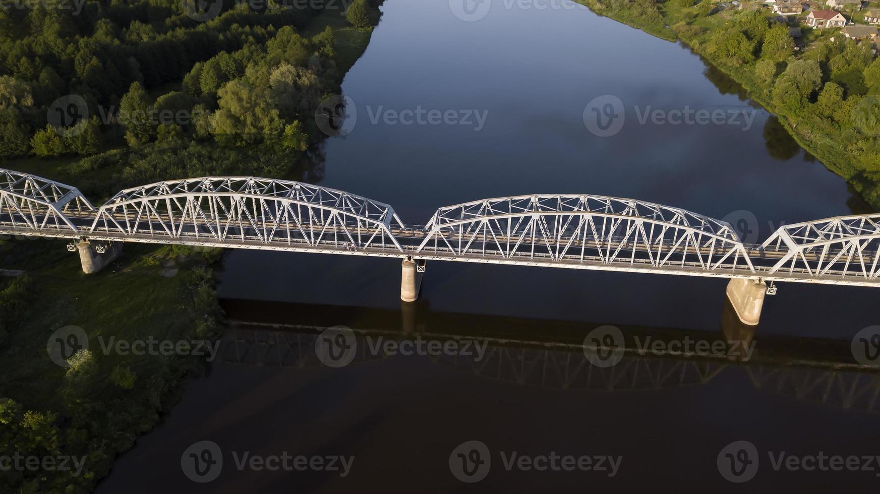 ponte di ferro sul fiume drone aereo foto