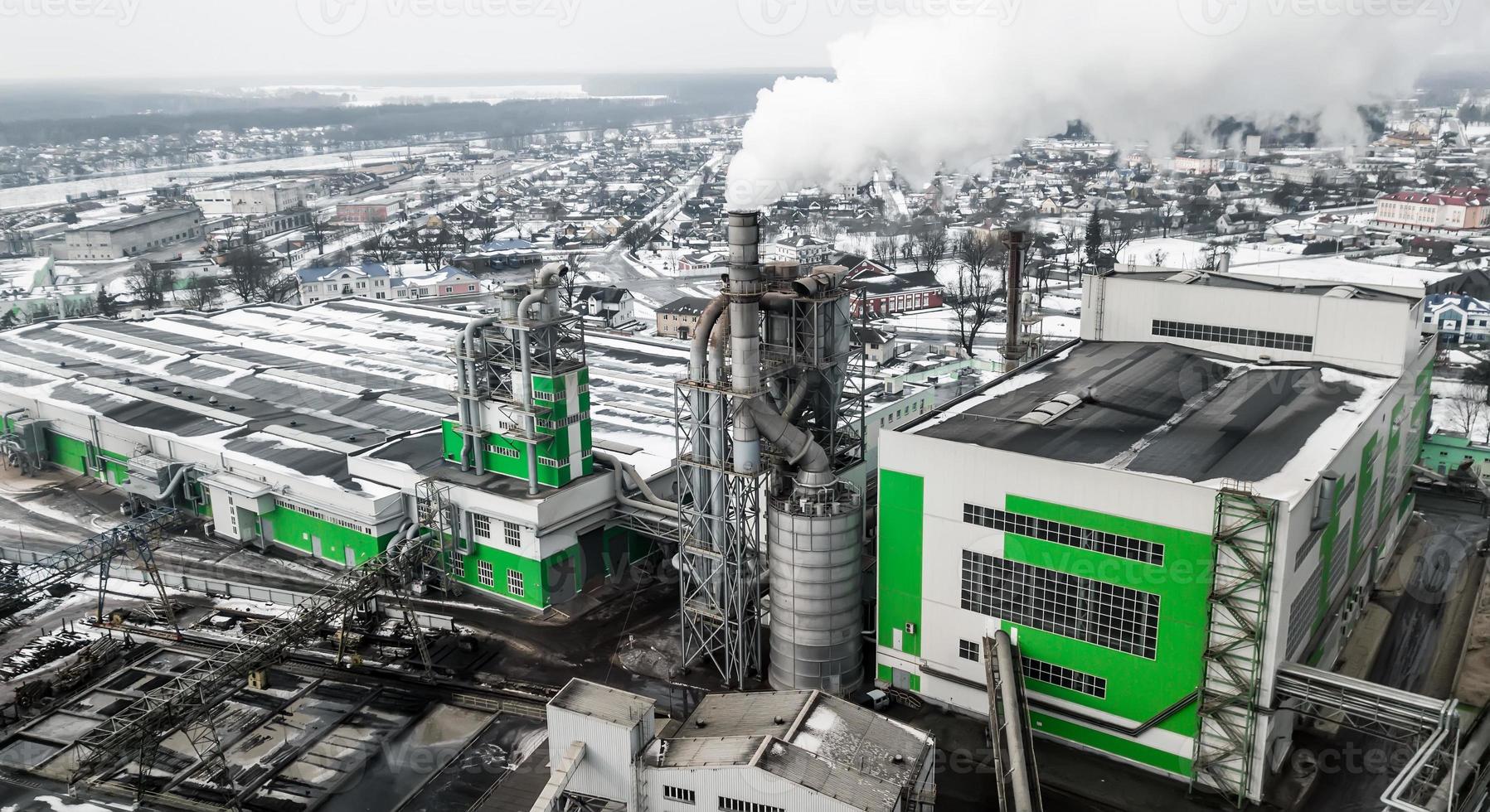 veduta aerea di acciaieria industriale. fabbrica di sospensioni aeree. sorvolando i tubi dell'impianto di acciaio del fumo. inquinamento ambientale. Fumo. foto