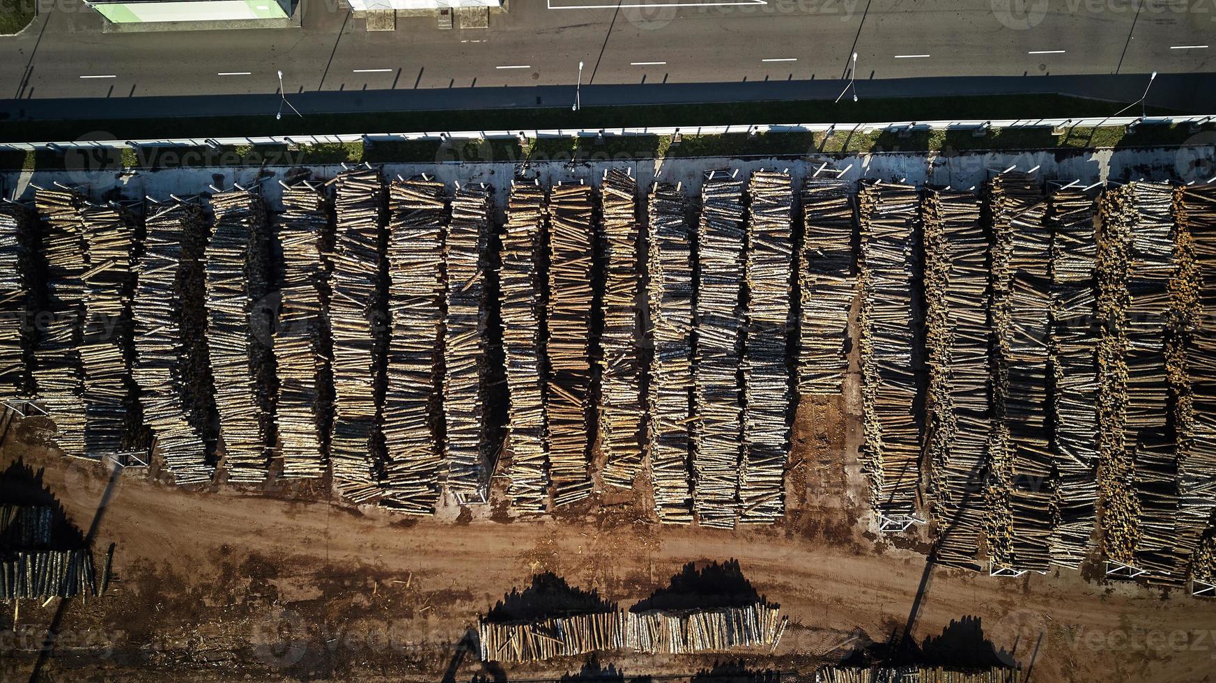 vista dall'alto della fabbrica di lavorazione del legno foto