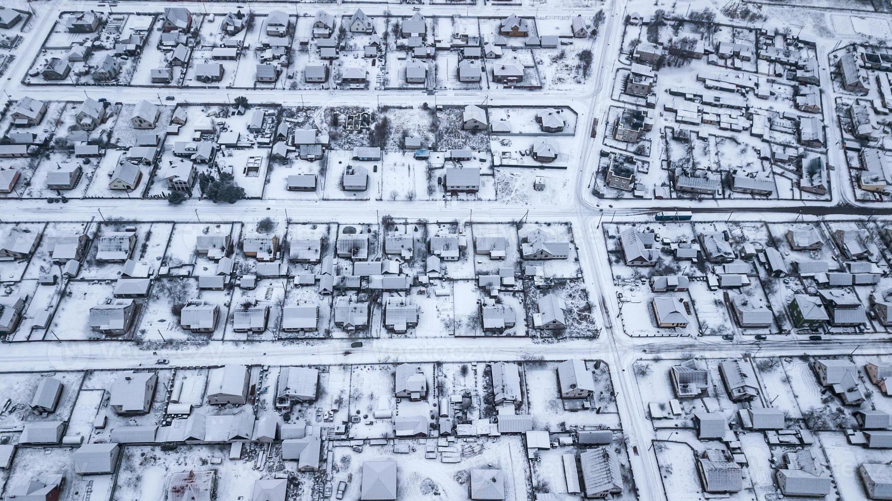 panorama della città d'inverno. fotografia aerea con quadrirotore foto