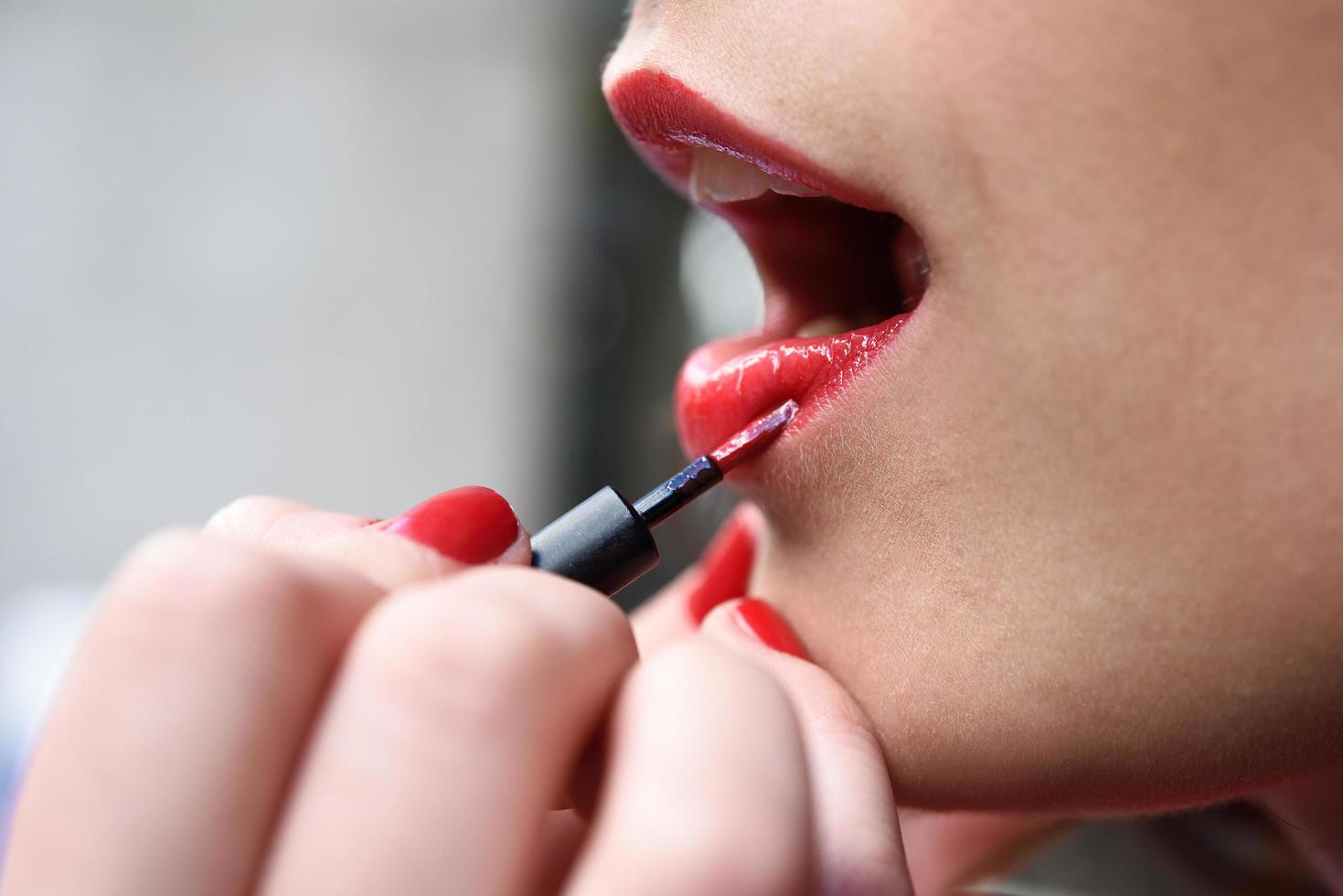 bocca della donna attraente con il trucco delle labbra rosse di moda foto