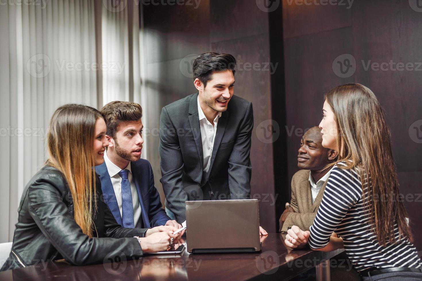 gruppo di persone impegnate multietniche che lavorano in un ufficio foto