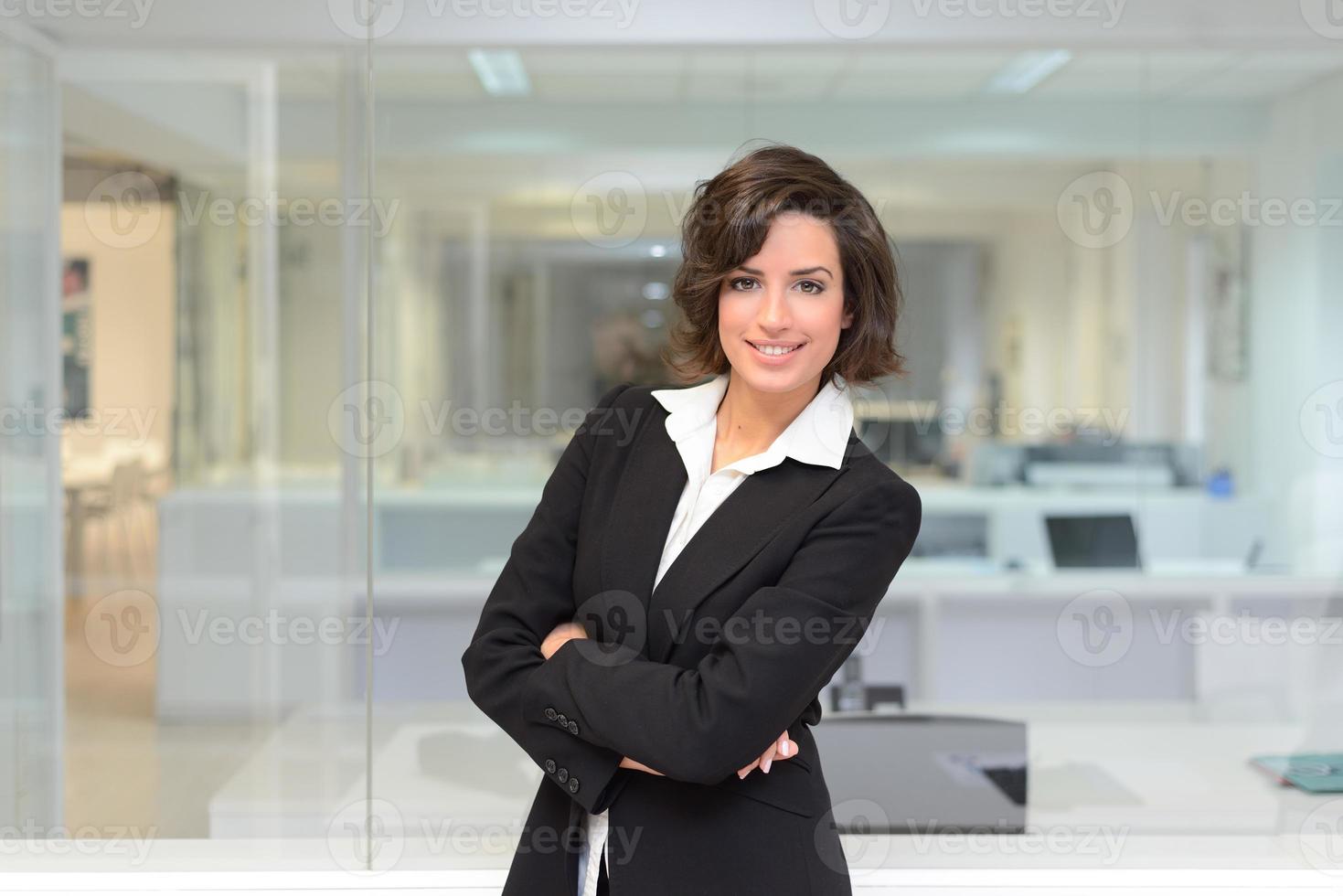 donna d'affari in un ufficio. braccia incrociate foto
