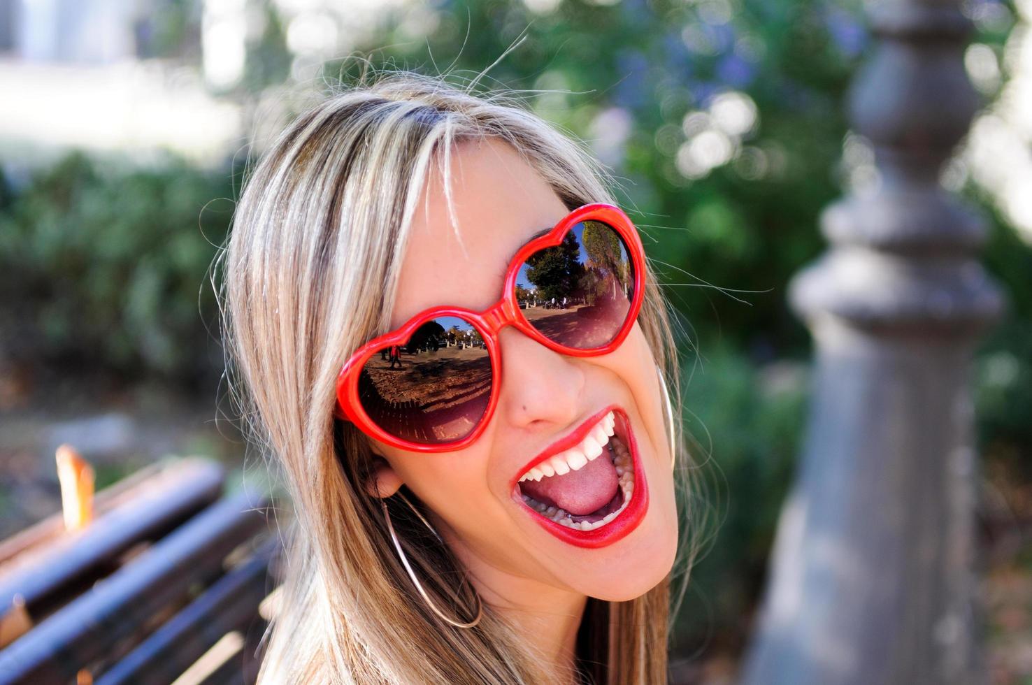 ragazza divertente con occhiali a cuore rosso foto