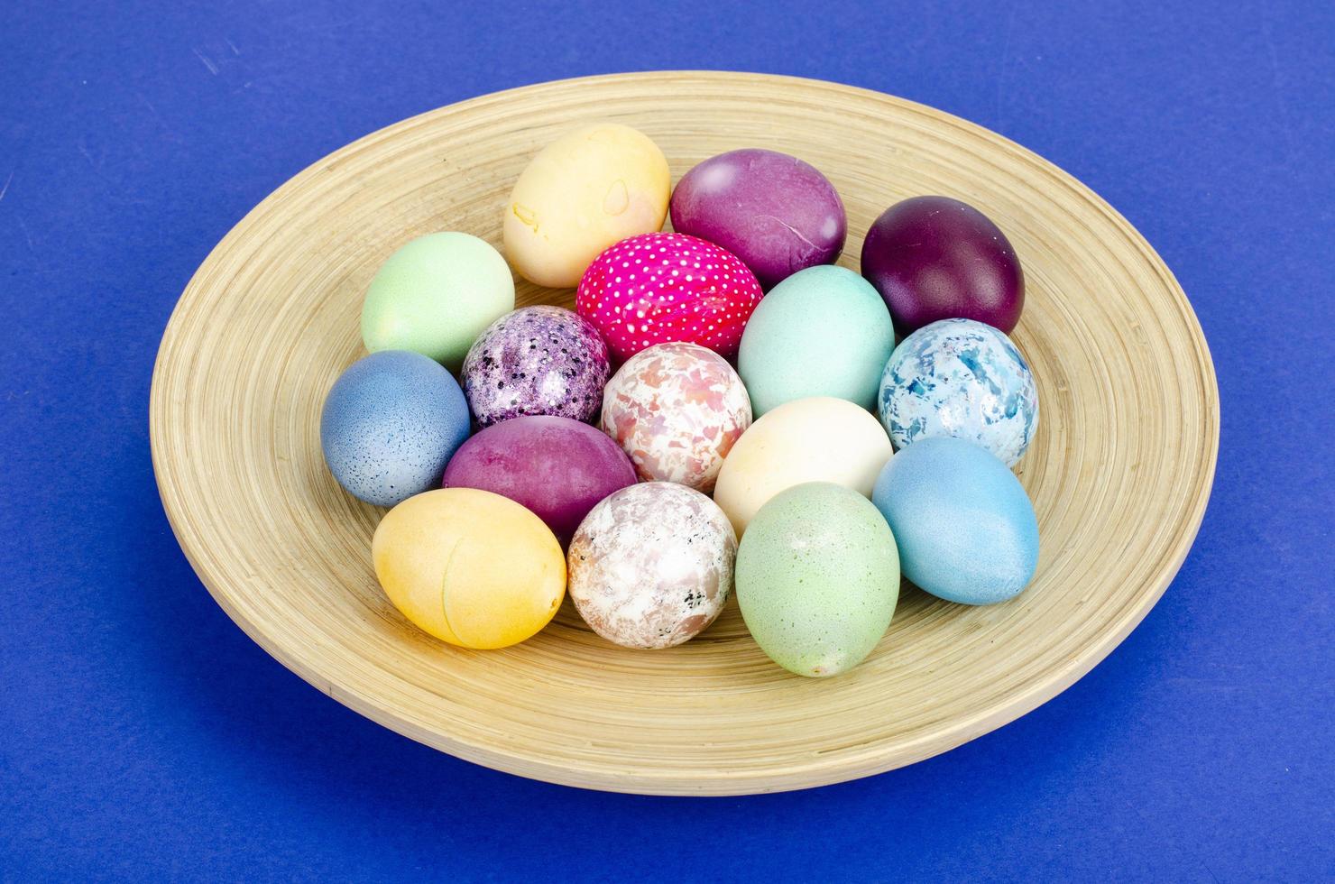 uova di Pasqua fatte a mano decorate per le festività natalizie su sfondo blu. concetto astratto minimo creativo. foto in studio